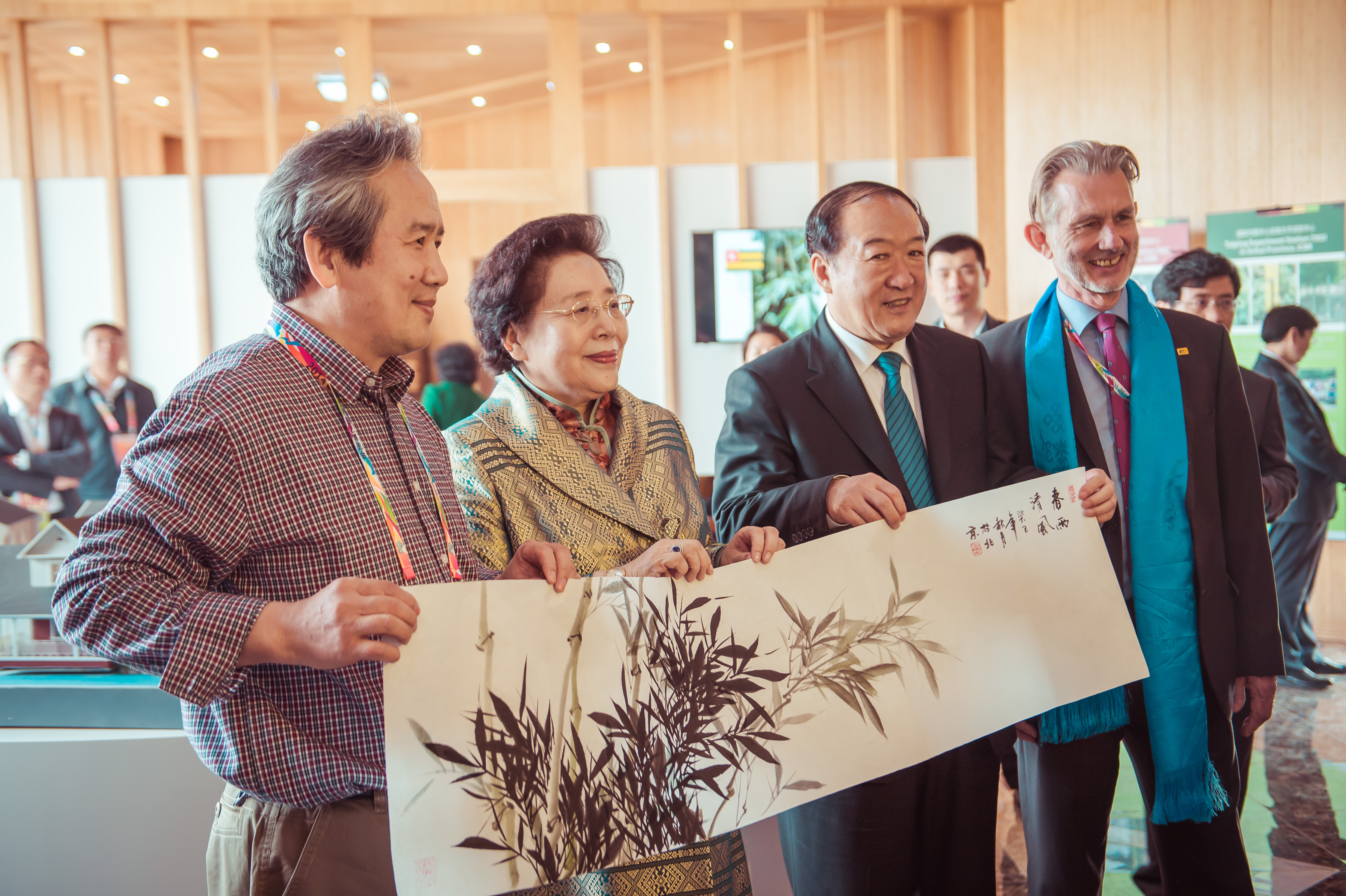 Professor Jiang Zehui and Minister for Forestry Zhao Shucong visit INBAR showroom