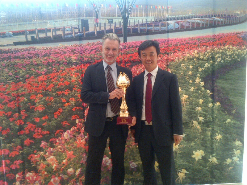 Dr Fu Jinhe and the writer with the Top Grand Award